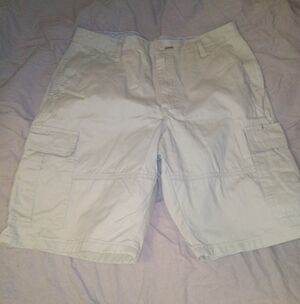EUC Wrangler Tan Cargo Shorts 32 Reg